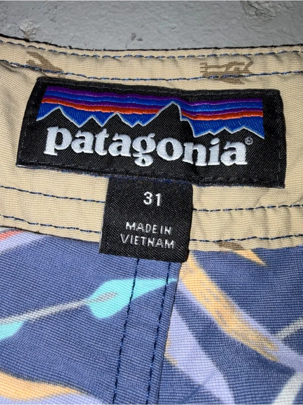 Patagonia Tropical Print Wavefarer Board Shorts Swim Shorts size 31